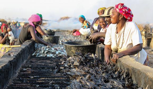 Les femmes de l’halieutique à Joal-Fadiouth - © APEFE