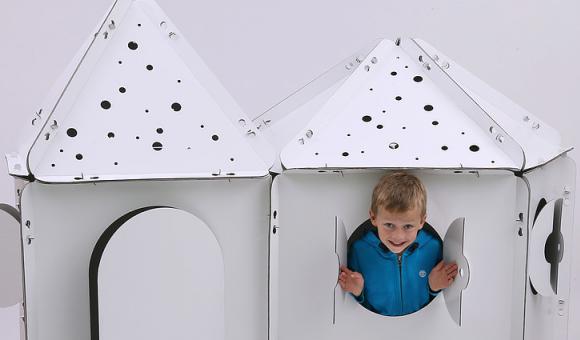 Kabaka: a flexible cardboard hut which lines up easily.
