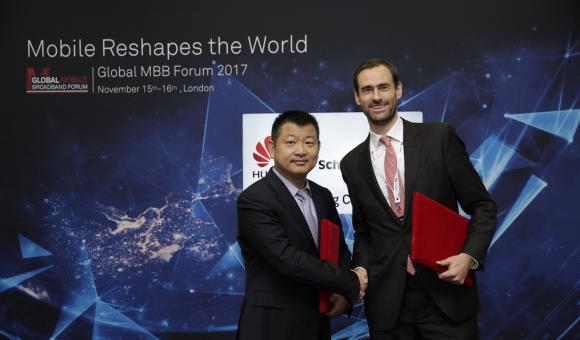 Nicolas Keutgen, Directeur de l’Innovation chez Schréder et Zhou Yue Feng, Directeur Marketing des produits sans fil chez Huawei, signent un protocole d’accord de coopération au Global Mobile Broadband Forum de Londres.