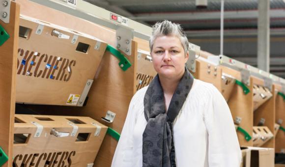 Sophie Houtmeyers, vice-présidente des opérations de distribution du Centre de distribution européen Skechers.