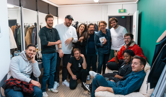 Les dix humoristes et Alex Vizorek dans les coulisses du Gala d’ouverture de la Quinzaine de l’humour belge à Paris © E. Meunier - WBI