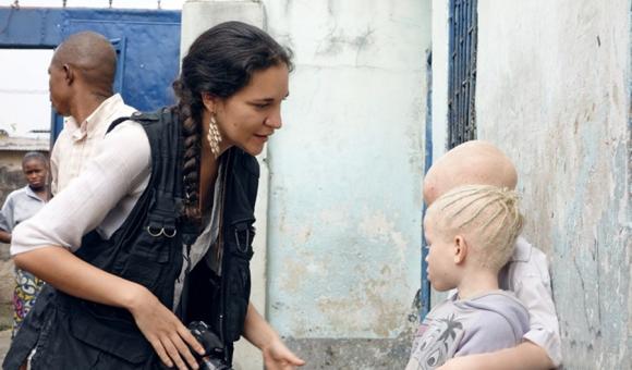 Patricia Willocq meeting children with albinism in Congo. 