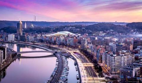 Le panorame de Liège au coucher du soleil.