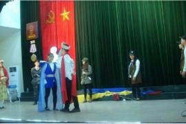 Une scène du spectacle "Amphitrychou" jouée par des étudiants de l’Université de Hanoi