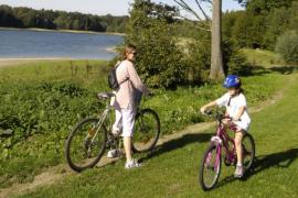 Bike ride on the banks of the Eau d'Heure lakes (c) WBT JL Flemal