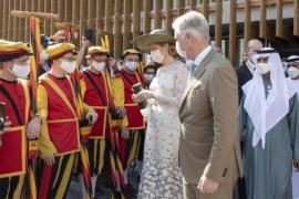 Le Roi et la Reine de Belgique saluent l'Ommegang présent pour la fête nationale belge à l'Expo Dubaï