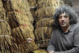 Vincent Manil est propriétaire et conservateur du Musée du tabac de la Semois à Corbion.